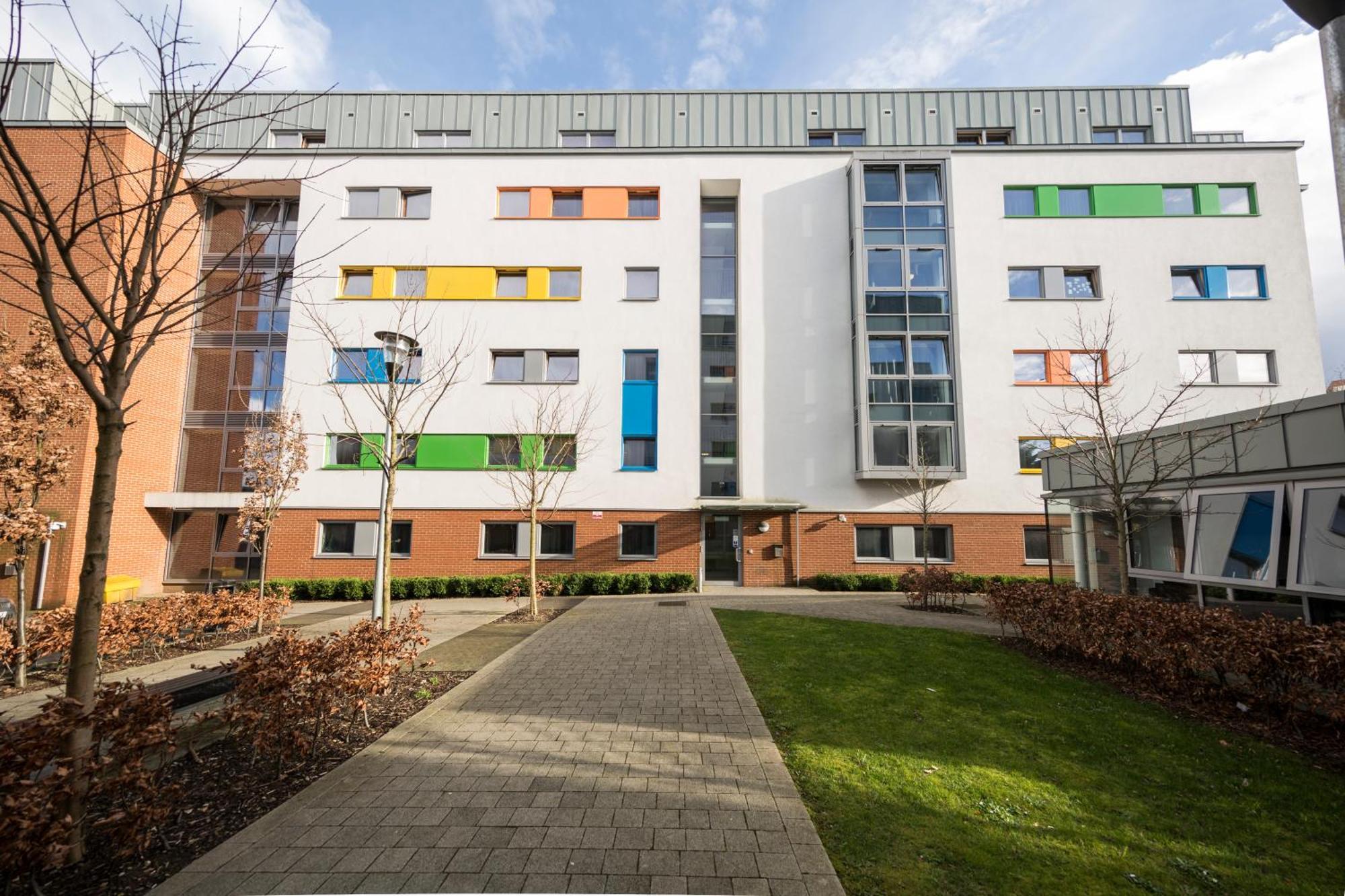 Wenlock Court Aparthotel Luton  Bagian luar foto