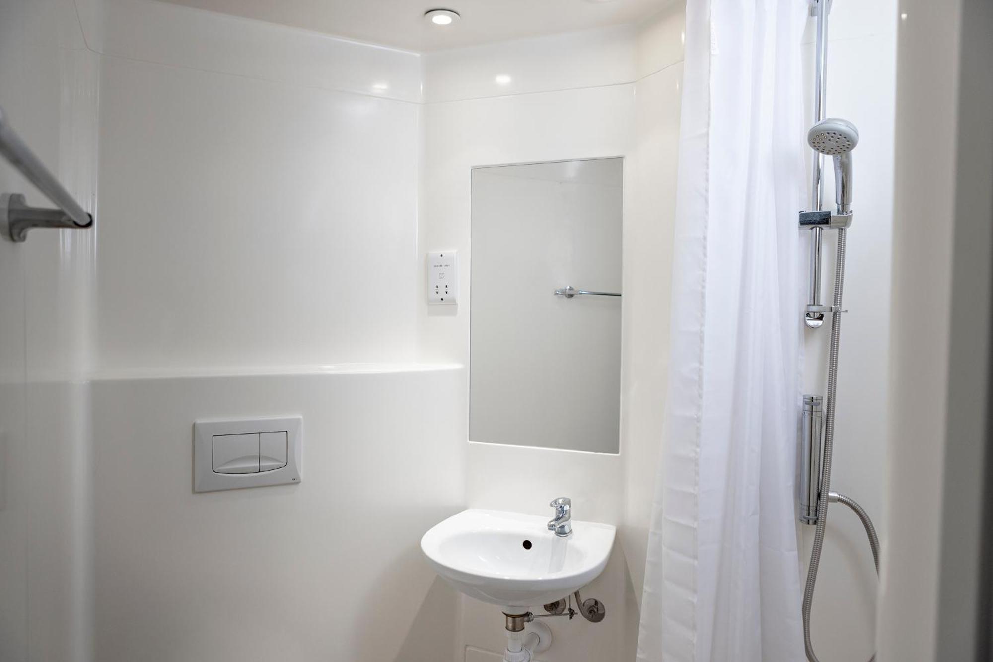 Wenlock Court Aparthotel Luton  Bagian luar foto